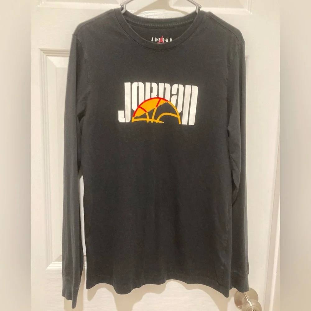 NWOT Air Jordan Black Long Sleeve Tee size M Designs on‎ front and back